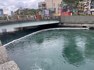 基隆田寮河發現零星油污 市府設攔油索追污染源