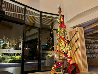 「棒球故鄉」台東紅葉部落  淘汰球具搭建耶誕樹