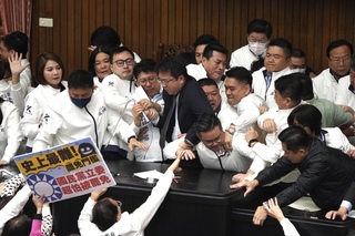 國民黨變更議程選罷法排第1案 朝野衝突後散會