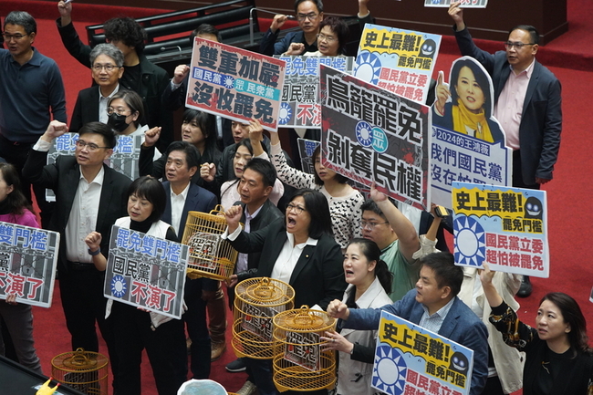 綠譴責藍變更議程硬幹選罷法  批傅崐萁遷怒議事人員 | 華視新聞