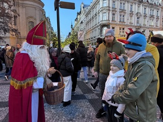 捷克聖尼古拉節 天使惡魔上街獎勵與嚇唬孩子