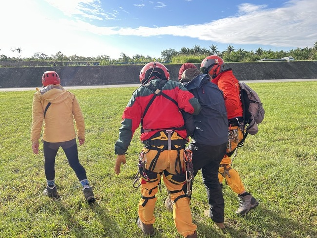 男山友登南二段心臟不適  黑鷹直升機出動救援 | 華視新聞