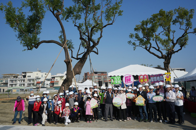 屏東和生市地重劃區老樹移植  9旬耆老憶當年種下 | 華視新聞