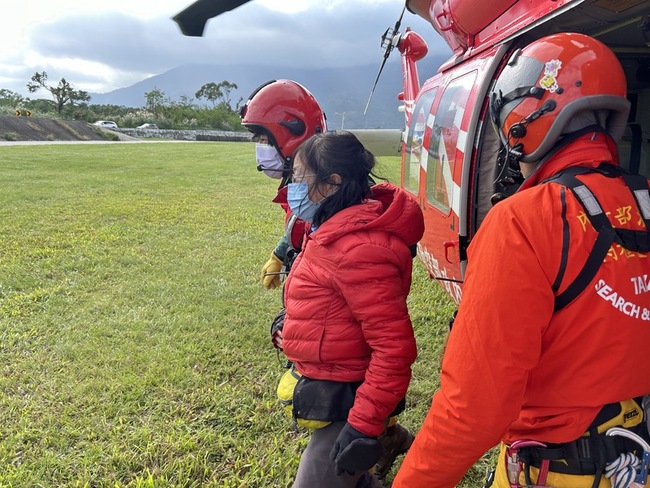 南二段登山隊伍連2名山友不適 空勤二度出動救援 | 華視新聞