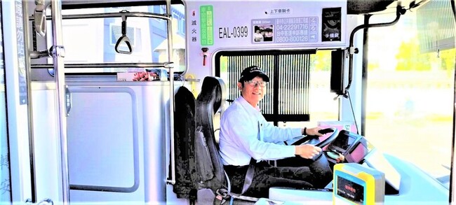 台中公車司機風趣導覽沿途景點 乘客掌聲回應 | 華視新聞