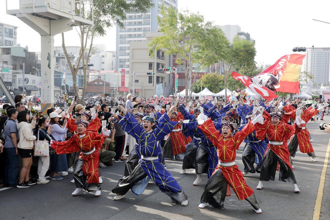 台南踩街嘉年華台日22團隊演出 古都道路變藝術長廊 | 華視新聞