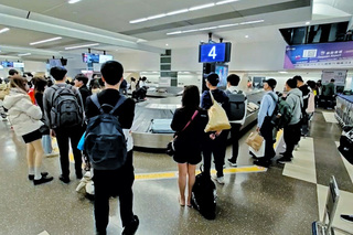 榮耀號故障近2千人滯留沖繩  旅客搭機返台