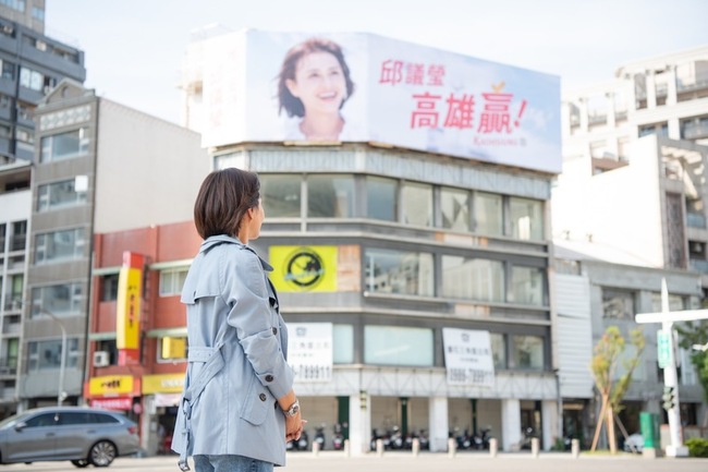 懸掛首面真人看板 邱議瑩：致敬人權前輩、深化民主 | 華視新聞