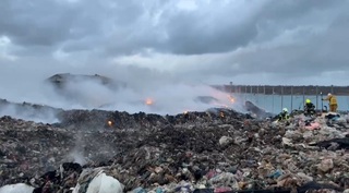 澎湖紅羅掩埋場燒逾20小時  火勢趨緩仍大面積悶燒