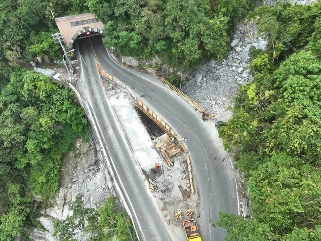 0403強震遭落石砸斷 蘇花公路下清水橋新橋月底完工 | 華視新聞