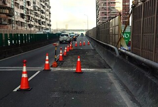 台1線中山高架橋面異常裂紋  新北開挖搶修