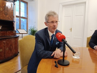 物理教師到參議院議長 維特齊：從政是為不重返共產