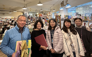 頂溪國小學生逛小小書房初體驗 摸摸書各挑1本回家