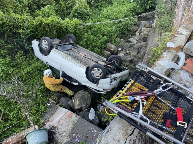 南庄轎車撞破圍牆墜谷1人受困  消防吊掛救援 | 華視新聞