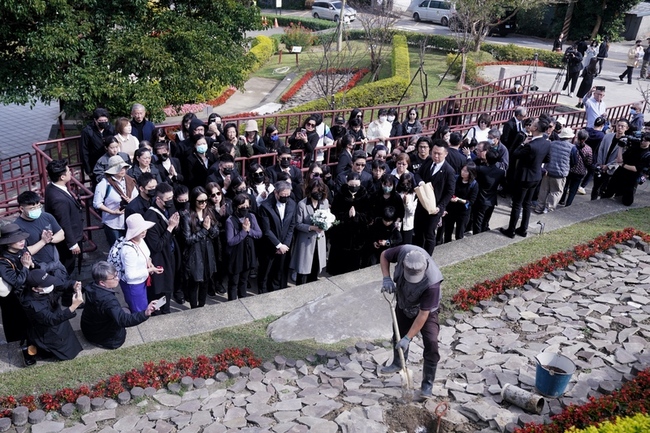 瓊瑤花葬伴丈夫長眠陽明山 粉絲最後送別悼念 | 華視新聞