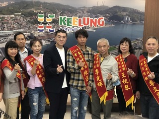 放下工作返台照料癱瘓癌母 陳逸凡獲基市頒孝行楷模