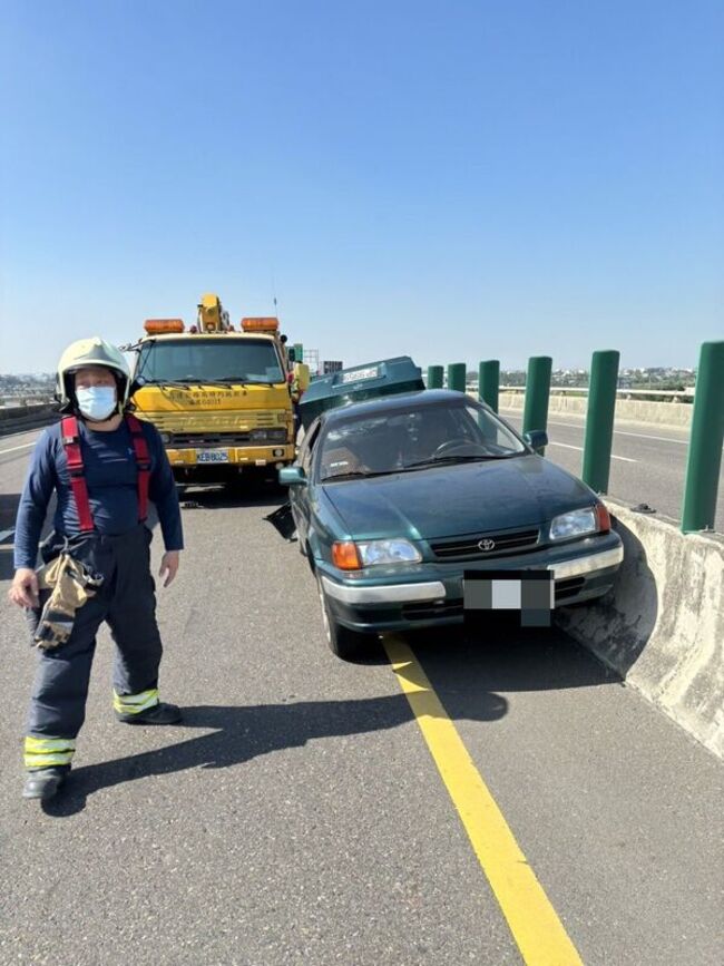 台88線疑車故障停內車道 65歲婦放警示牌遭追撞亡 | 華視新聞