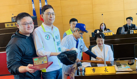 12強台灣隊奪冠 中市議員促市府重組府會棒球隊