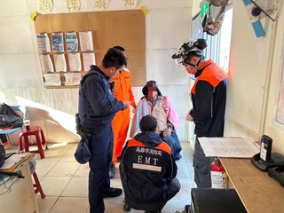 蚵子寮漁港民眾絆到碼頭纜繩落海  海巡派艇救援