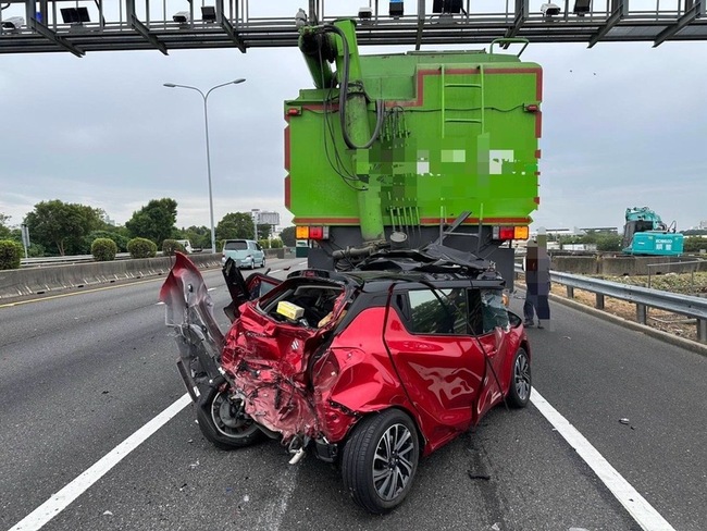 國1台南仁德段4車疑追撞  2人受傷送醫 | 華視新聞