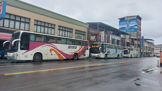 基隆港西街客運儲車區引店家抱怨 調整至中山一路 | 華視新聞