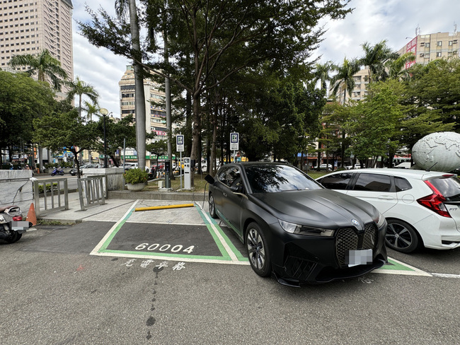 台中電動車停車充電分開計價 114年元旦起試辦 | 華視新聞