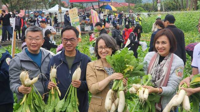 白玉蘿蔔祭登場  副總統化身駐美濃代表下田親採 | 華視新聞