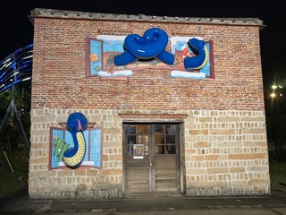 「光映淡水」點亮海關碼頭 巨蛇光廊吸睛民眾搶拍