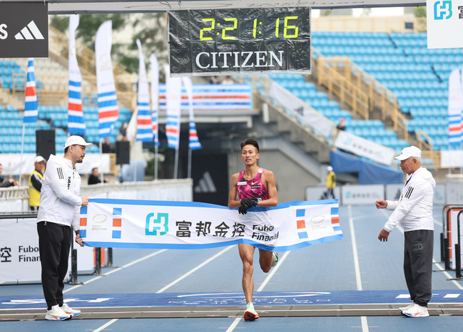 台北馬拉松 周庭印破個人最佳奪國內全馬男子冠軍 | 華視新聞