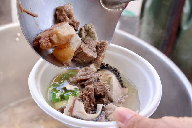 台南牛肉節人氣店設攤 民眾大排長龍就為這味牛肉湯 | 華視新聞