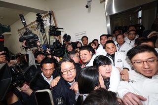 朝野再戰選罷法 藍委搶先進會議室綠委不得其門而入