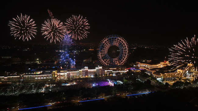 台中麗寶跨年演唱會 300秒煙火秀璀璨迎新年 | 華視新聞