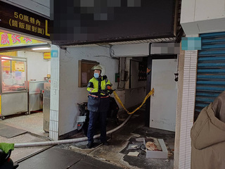 淡水男疑借錢不成潑汽油縱火  1人大面積燒傷不治