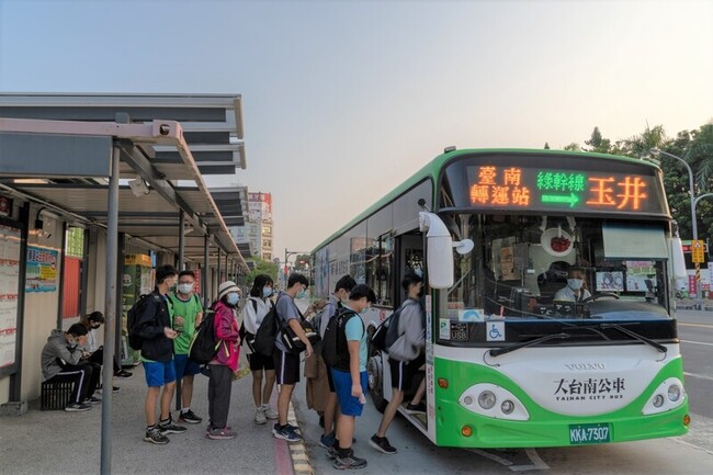 大台南公車「智慧等車」 紅藍綠幹支線啟用 | 華視新聞