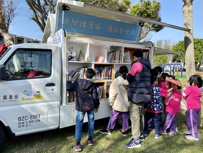 桃市再獲行動圖書車  配備陽傘桌椅打造旅讀環境 | 華視新聞