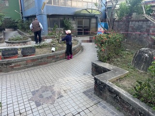 高雄婦疑遭大樓掉落磁磚砸中 頭部受創送醫