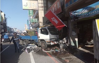 台南小貨車疑躲機車衝撞路旁店家 2人受傷送醫
