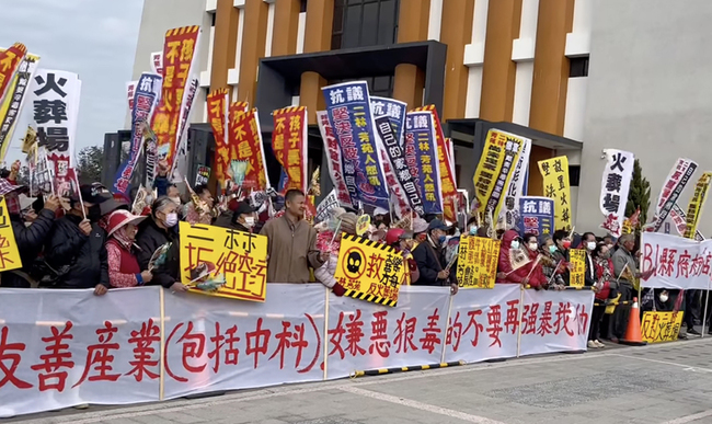 反彰縣二林芳苑交界設火化場 居民激動下跪監委陳情 | 華視新聞