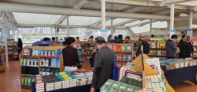 海上圖書館望僕號首來台 泊高雄獲海委會贈320本書 | 華視新聞