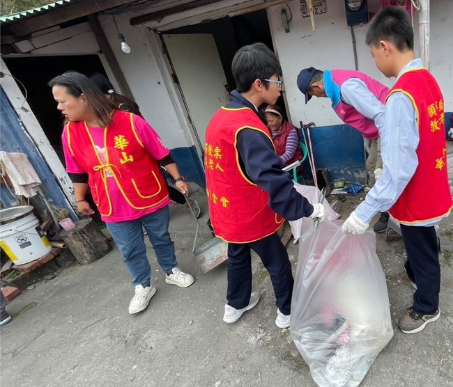 寒冬傳愛 台東15國中師生幫獨居嬤破舊老屋大掃除 | 華視新聞