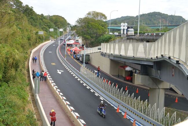 苗縣三義火炎山交通改善  行人鋼橋助抵登山口 | 華視新聞