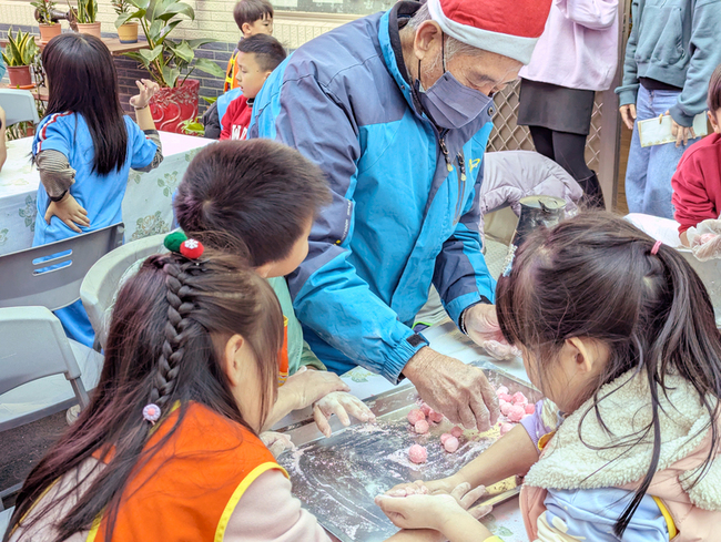 金門老幼共學最終場 學童與阿公阿嬤搓湯圓迎冬至 | 華視新聞