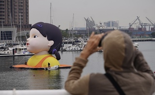 「魷魚遊戲」英熙娃娃現身高雄港 網友：可愛又可怕