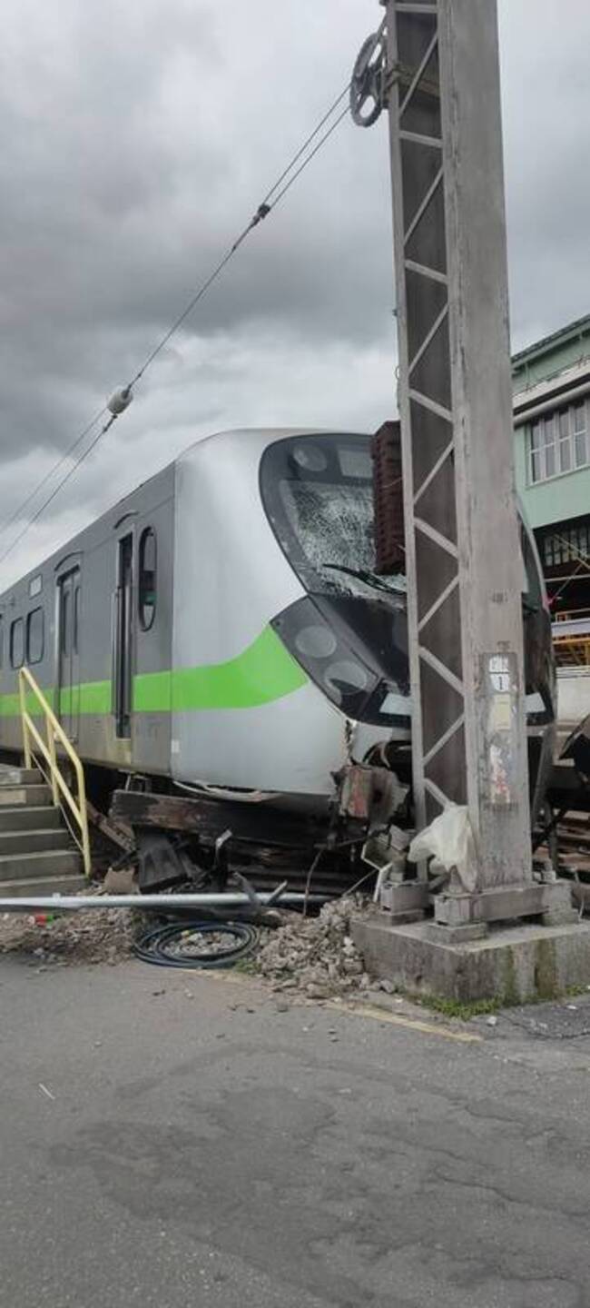 台鐵EMU900電聯車進花蓮洗車場自撞止衝擋 無人傷 | 華視新聞