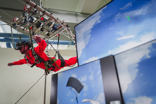 強化科學練兵 空訓中心斥資億元導入美製VR操傘系統