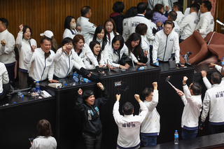 藍搶回主席台  韓國瑜進場宣布開會