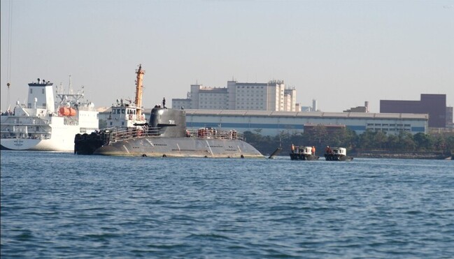 台船：海鯤艦完成泊港軸系校中作業 移船入塢測試 | 華視新聞