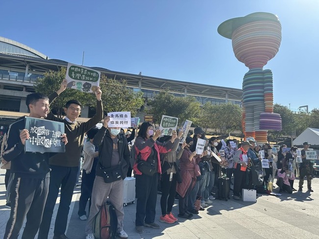 選罷法修法 民眾聚集台中火車站質疑沒收公民權 | 華視新聞