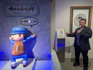 蕭言中40年創作展登當代館 水壩少年漫畫裝置吸睛