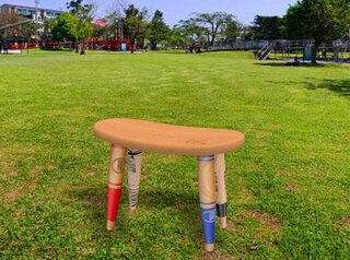 球棒和漂流木獲新生命  台東在地工匠打造創意凳椅